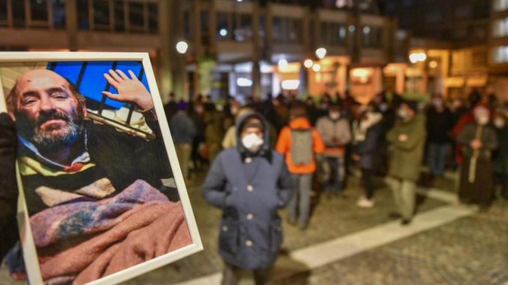 El fred també mata a Gènova. Vetlla de pregària en record del Mario, un amic sense llar, mestre de solidaritat